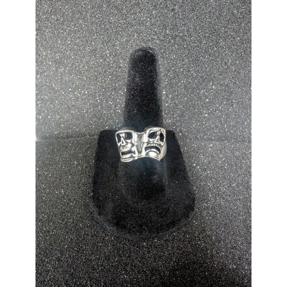 Silver Toned Dueling Skulls‎ Ring - Size 7